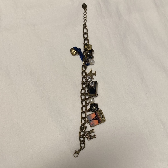 Beautiful Paris themed charm bracelet. Bronze tones with 14 charms - Picture 4 of 4